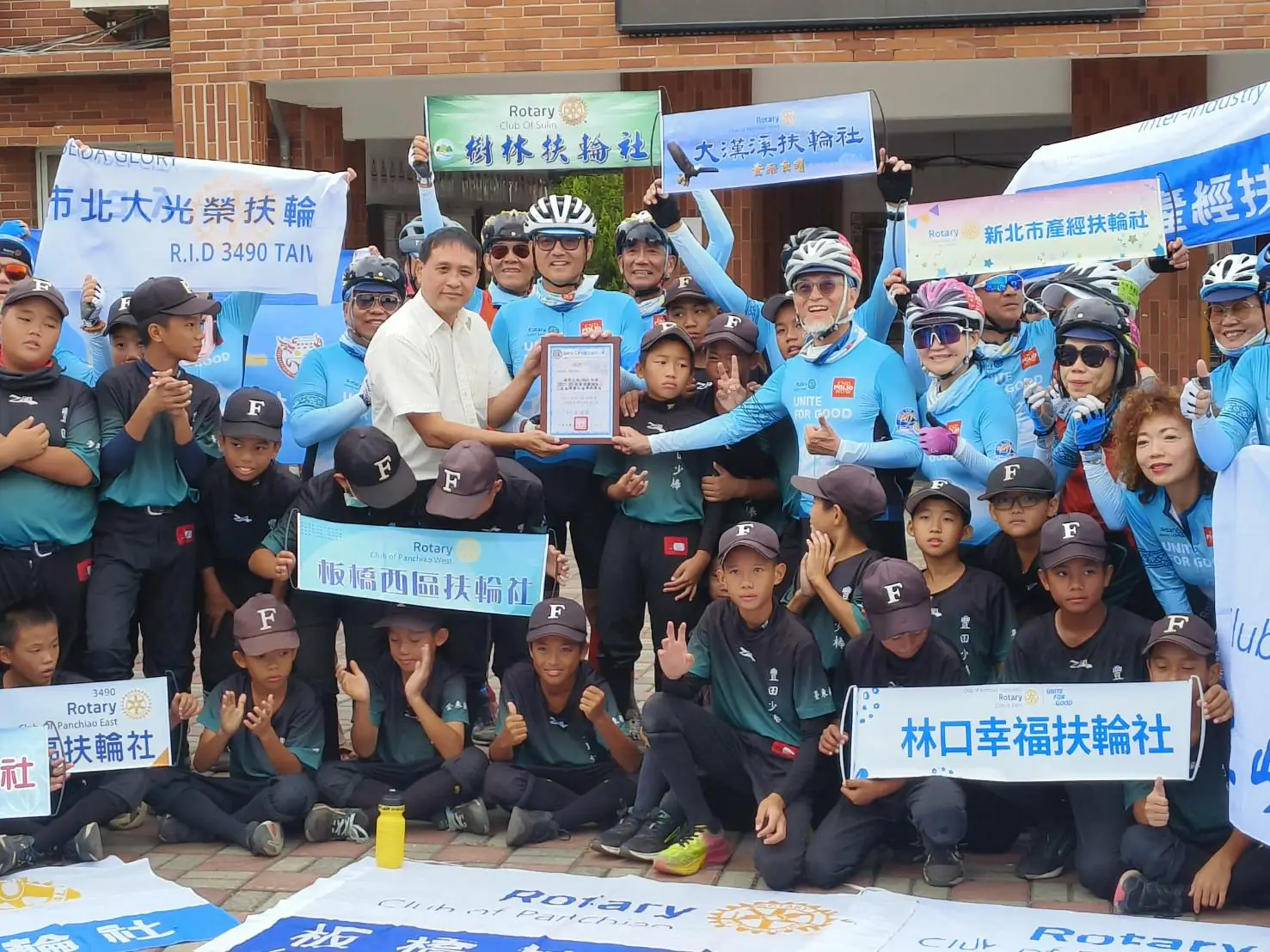 扶輪3490地區公益環島第六天 愛心停靠豐田國小攜手守護偏鄉棒球夢 1 由3490地區國際扶輪社發起的單車環島公益之旅特別前往台東縣豐田國小舉辦愛心捐贈儀式,為學校少棒隊提供總值12萬元的棒球器具、器材及營養補助經費,以實際行動支持基層棒球發展。