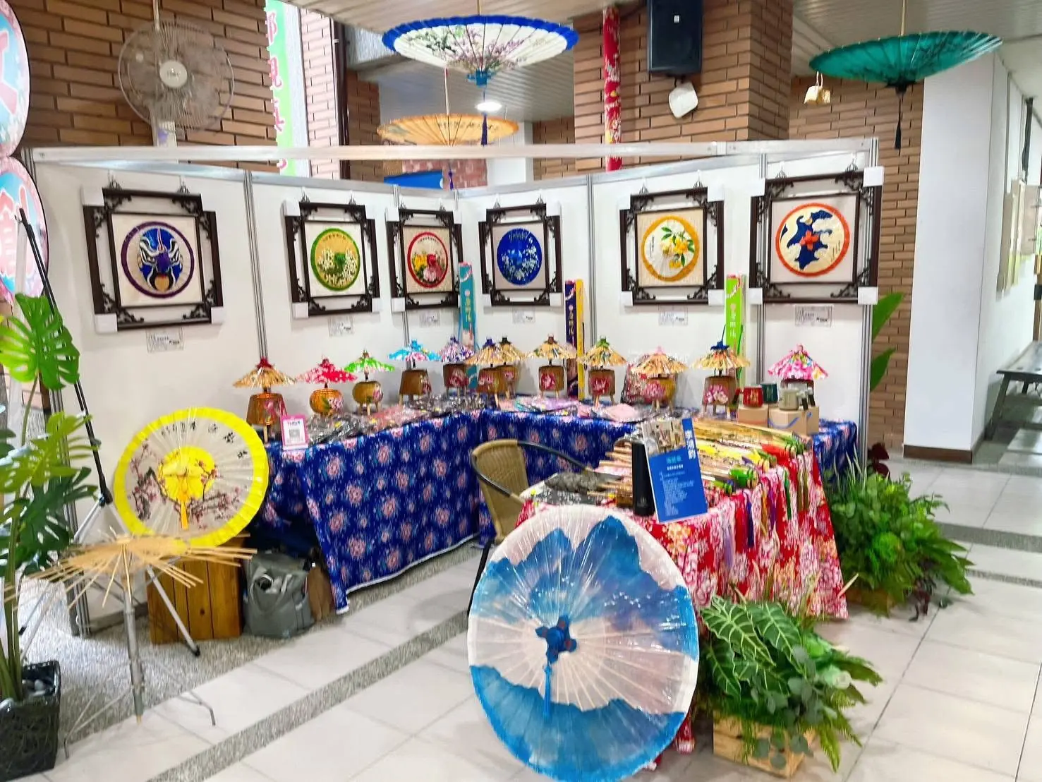 花蓮舉辦「客家產業暨技藝博覽會」 展現油紙傘藝術與宗教文化的創新融合 花蓮舉辦「客家產業暨技藝博覽會」 展現油紙傘藝術與宗教文化的創新融合