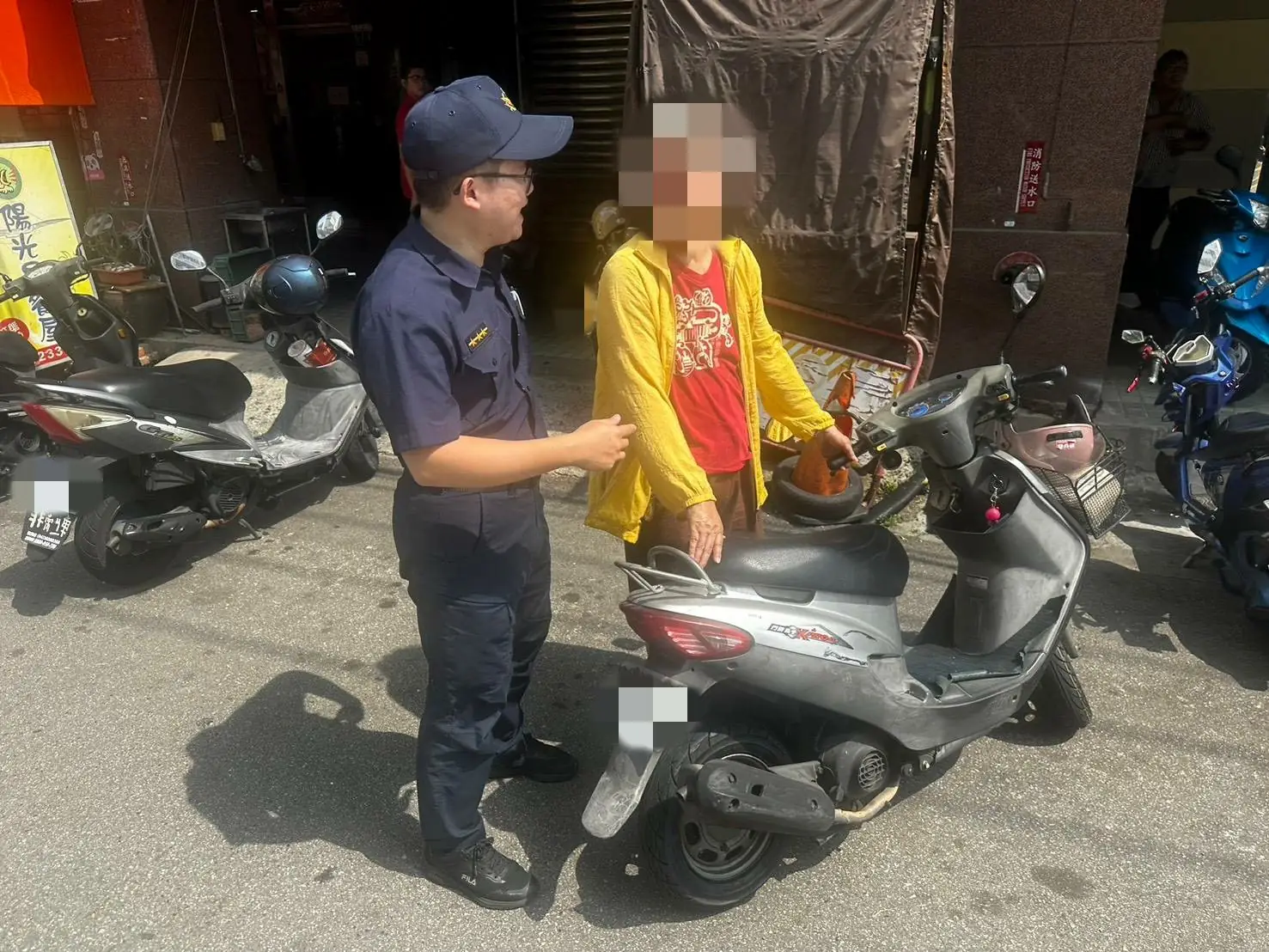 阿嬤記憶斷片以為機車遭竊 原來停錯地!警暖心陪找車 阿嬤記憶斷片以為機車遭竊 原來停錯地!警暖心陪找車