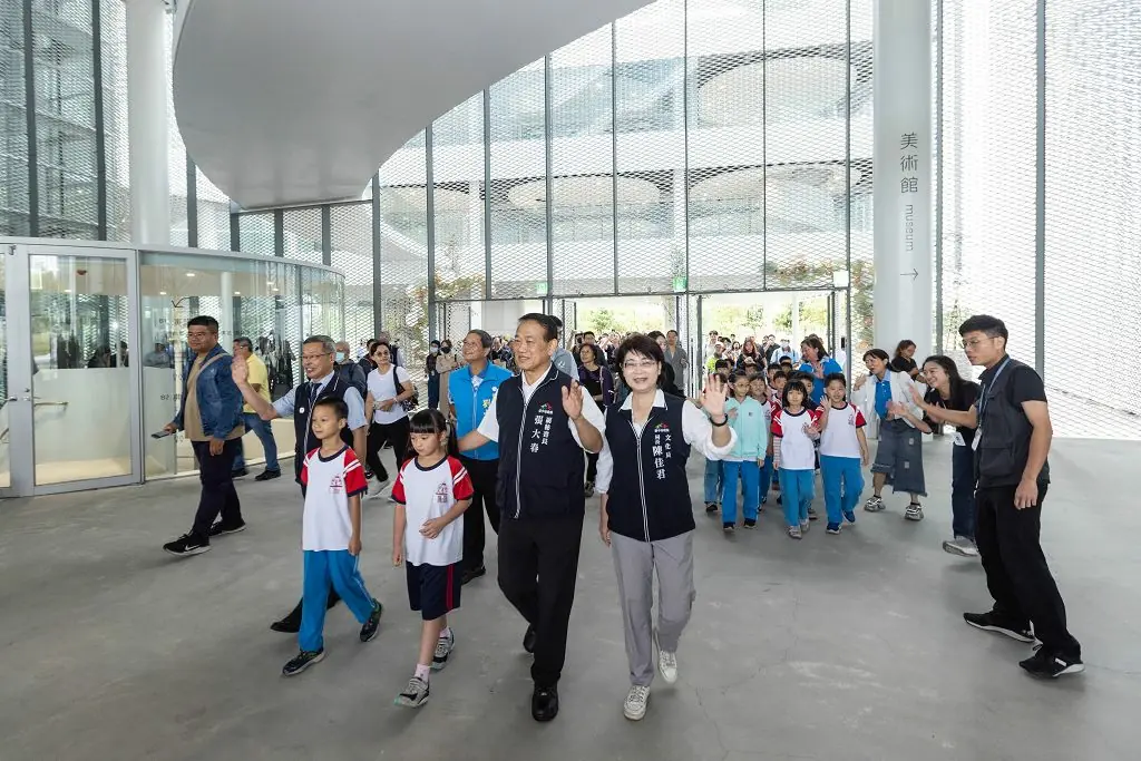 臺中綠美圖今日試營運開幕 吸引民眾排隊入館現場氣氛熱烈 2 aa1ffec5e40bce4 1