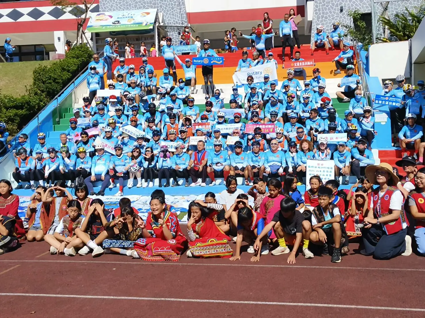 團結行善榮耀扶輪 3490地區愛心環島助力牡丹國小圓夢跨國文化交流 8 國際扶輪3490地區2025-26年度倡議根除小兒麻痺暨公益單車環島藉由這次機會期望讓孩子的足球能夠精進之外,更藉由國際的交流,讓孩子視野更廣闊,這次將捐贈120000元,盡棉薄之力,全體騎士與學生們一起拍照留念。
