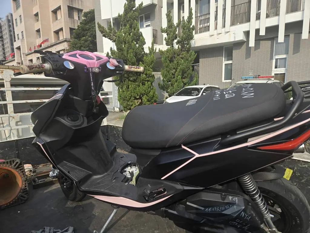 慘爆!妙齡女深夜騎翹牌噪音車 囂張車牌套寫反正你們也抓不到我被扣車慘了 1 c82e1f469aefefe