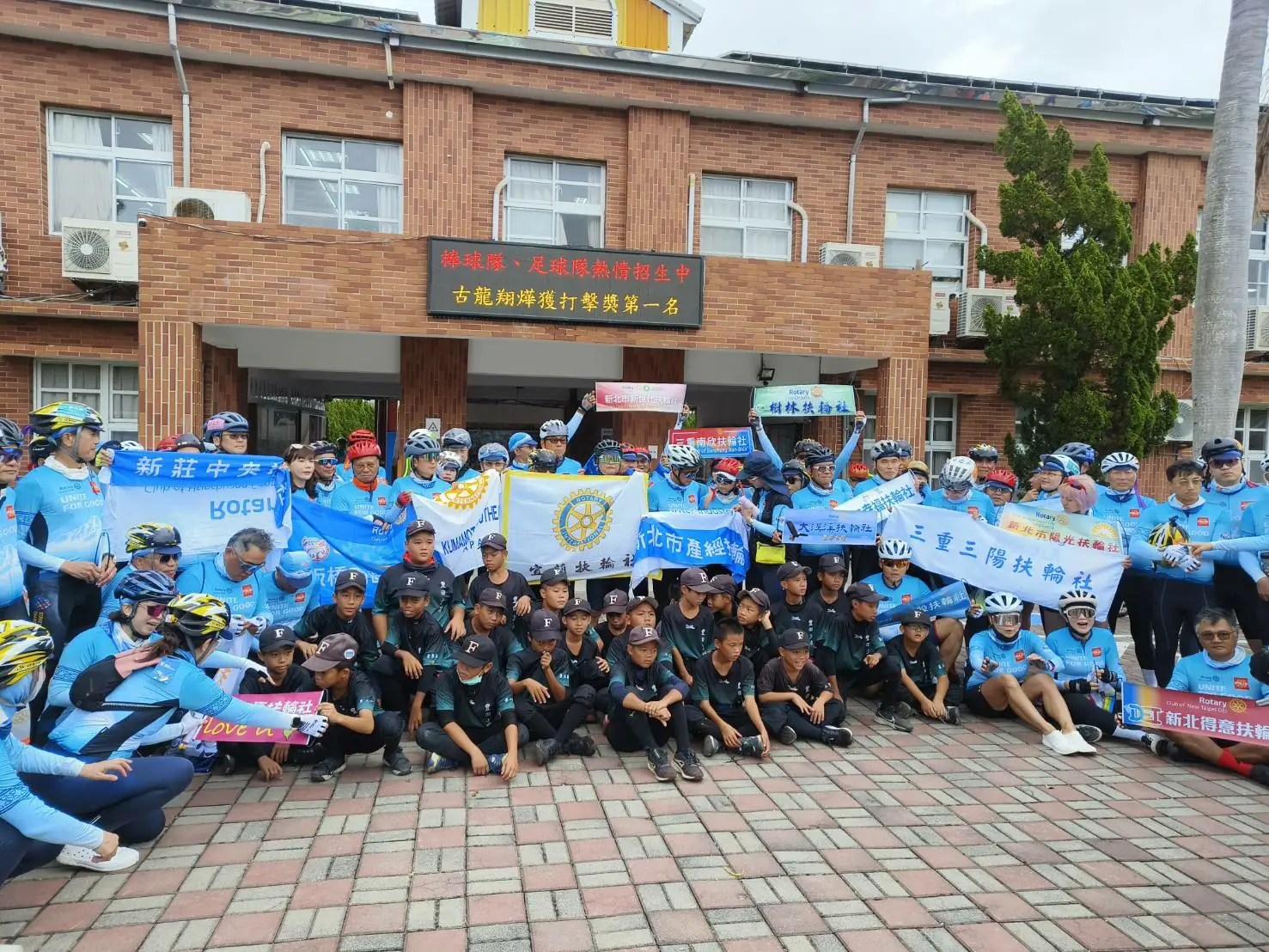 扶輪3490地區公益環島第六天 愛心停靠豐田國小攜手守護偏鄉棒球夢 3 國際扶倫3490地區公益單車環島傳遞希望 捐,贈12萬元支持台東豐田國小基層棒球發展。
