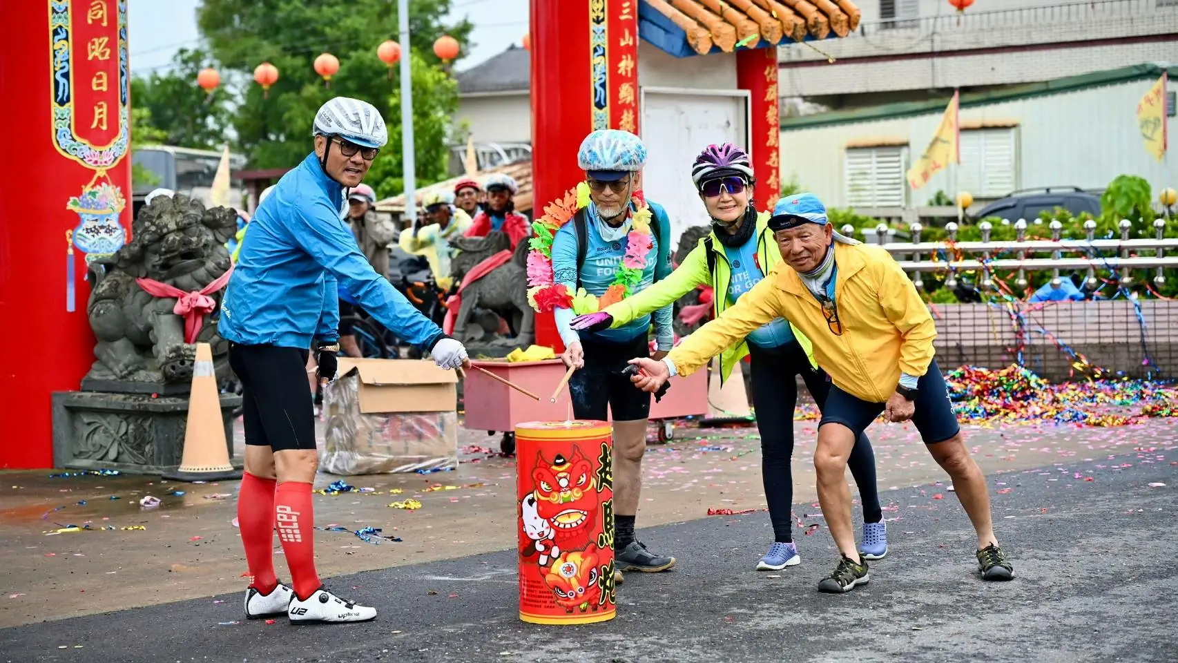 鐵騎柔情環島行!九天傳愛千里路 公益暖遍全台灣 4 每次的起馬炮一點不只是起步,也是期望所有扶輪人在點燃起馬炮後,大家都可以獲得好運,一切順遂平安。