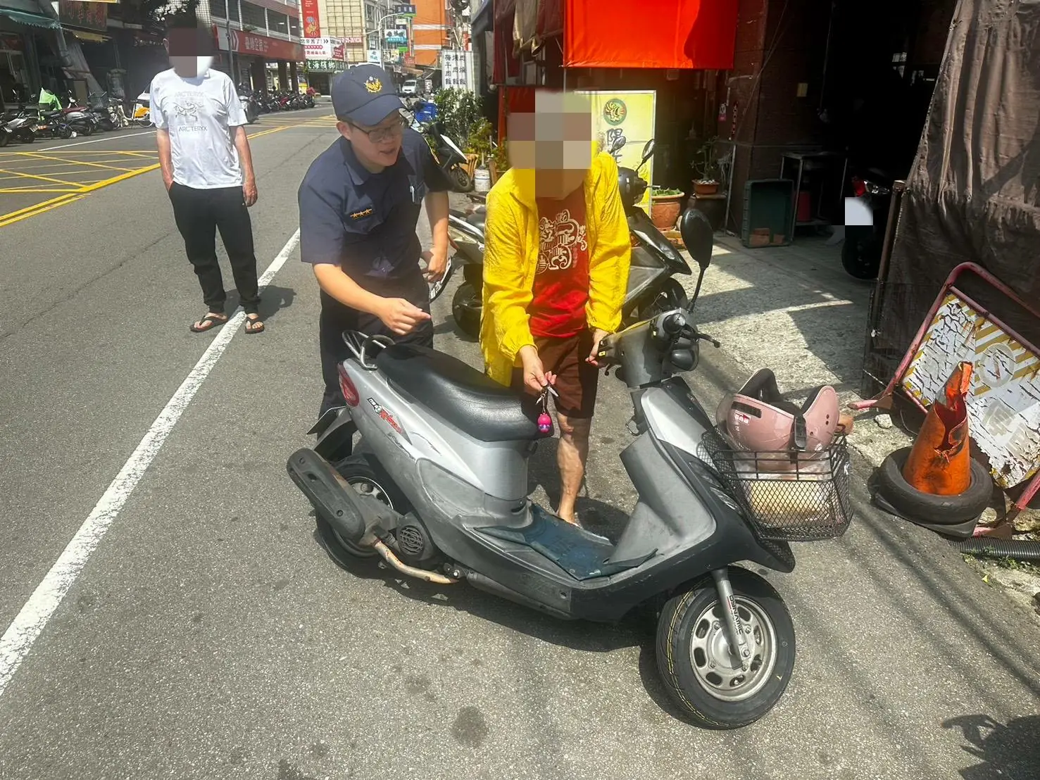 阿嬤記憶斷片以為機車遭竊 原來停錯地!警暖心陪找車 2 d44d6360e3bff49