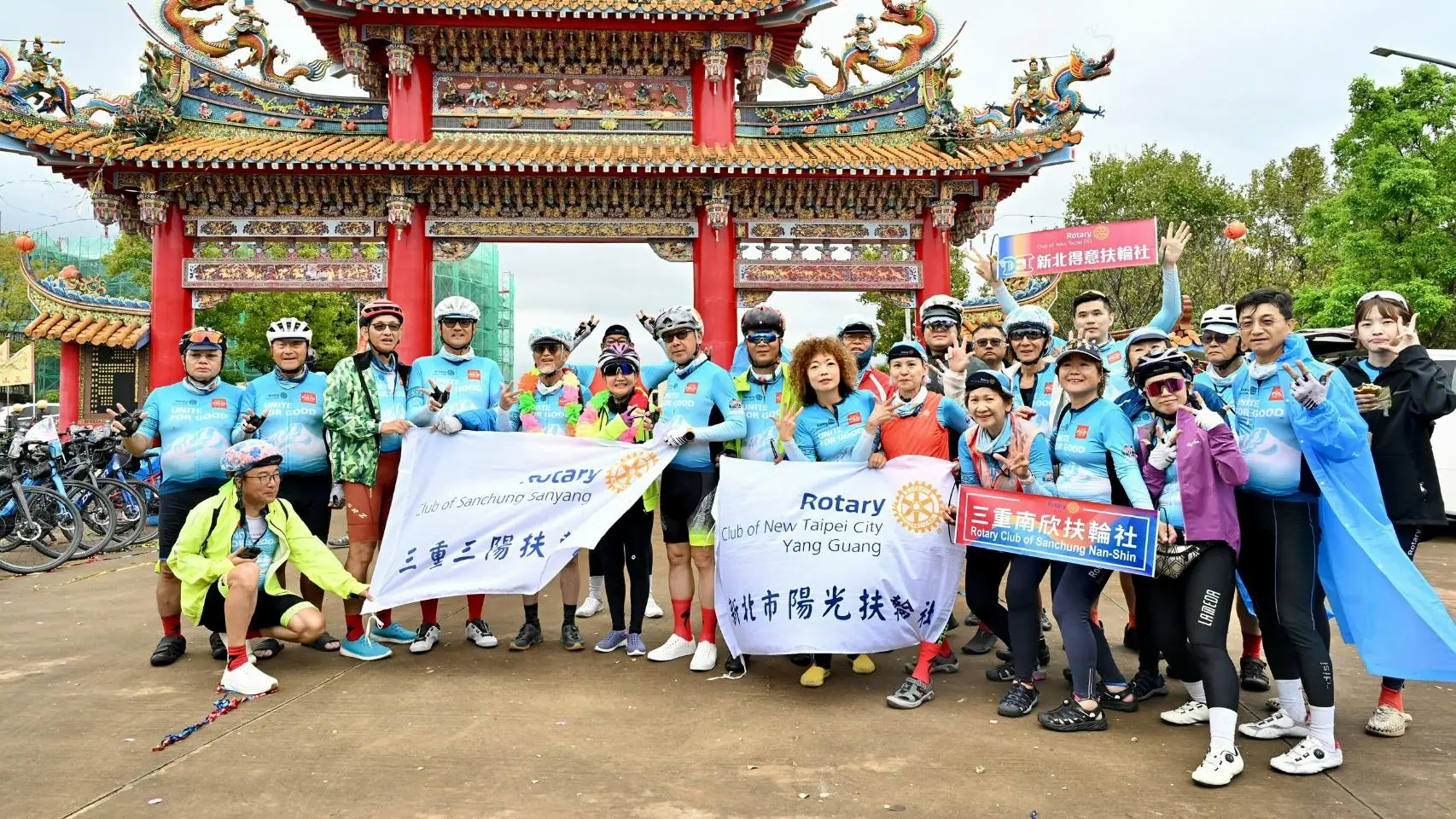 鐵騎柔情環島行!九天傳愛千里路 公益暖遍全台灣 2 從八里出發後,騎士們翻越山巒、馳騁海岸線,面對烈日、長坡與風雨的考驗,始終彼此扶持。當然也不忘沿途留下美好的回憶。
