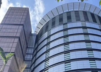 新光三越百貨外牆燈箱破損 中市府要求限期改善 今早修復完成 新光三越百貨外牆燈箱破損 中市府要求限期改善 今早修復完成