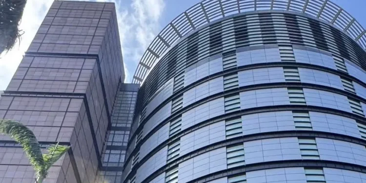 新光三越百貨外牆燈箱破損 中市府要求限期改善 今早修復完成 新光三越百貨外牆燈箱破損 中市府要求限期改善 今早修復完成