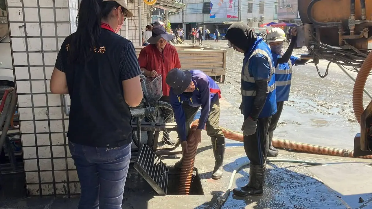 花蓮縣政府24小時清淤光復災區 跨縣市聯手出動17台清溝車 花蓮縣政府24小時清淤光復災區 跨縣市聯手出動17台清溝車