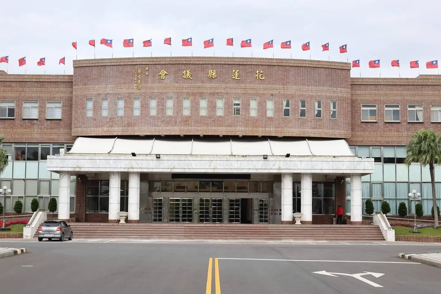 花蓮救災物資發放 縣府中區服務中心副主任稱「受議會監督」遭打臉 花蓮救災物資發放 縣府中區服務中心副主任稱「受議會監督」遭打臉