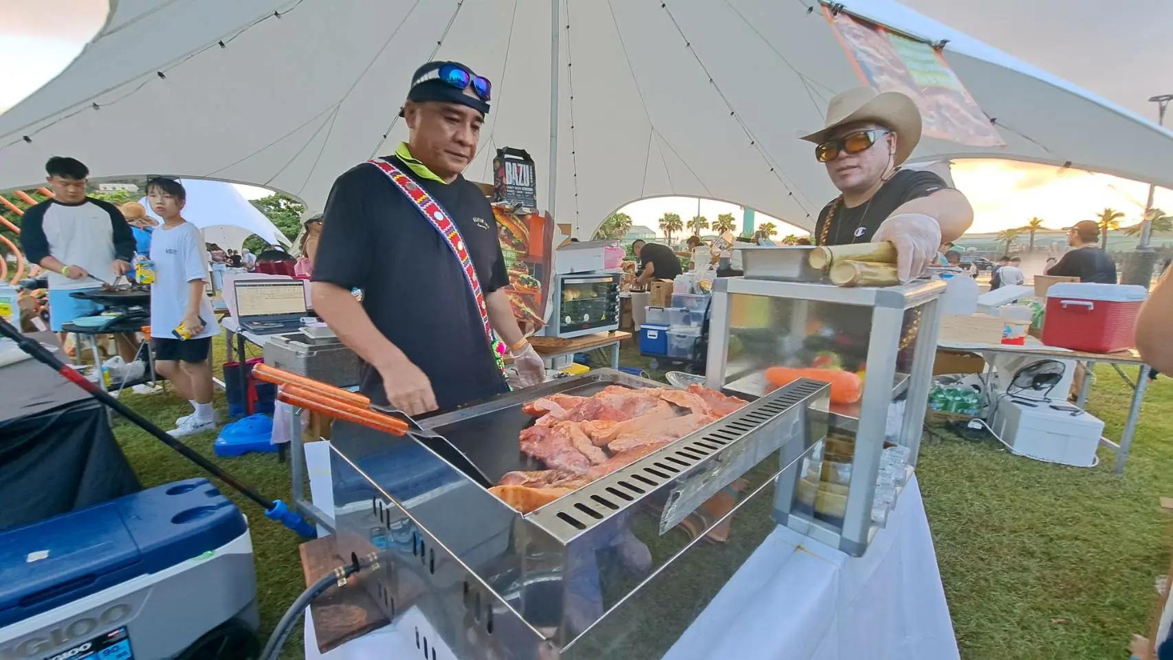 現場除了可以聽音樂的同時還可以享用「海見團烤 Sea BBQ Night」，OGRILL低煙烤具搭配在地漁市海鮮與小農蔬果，夕陽下圍坐慢食共享，讓味覺連結土地與海洋。