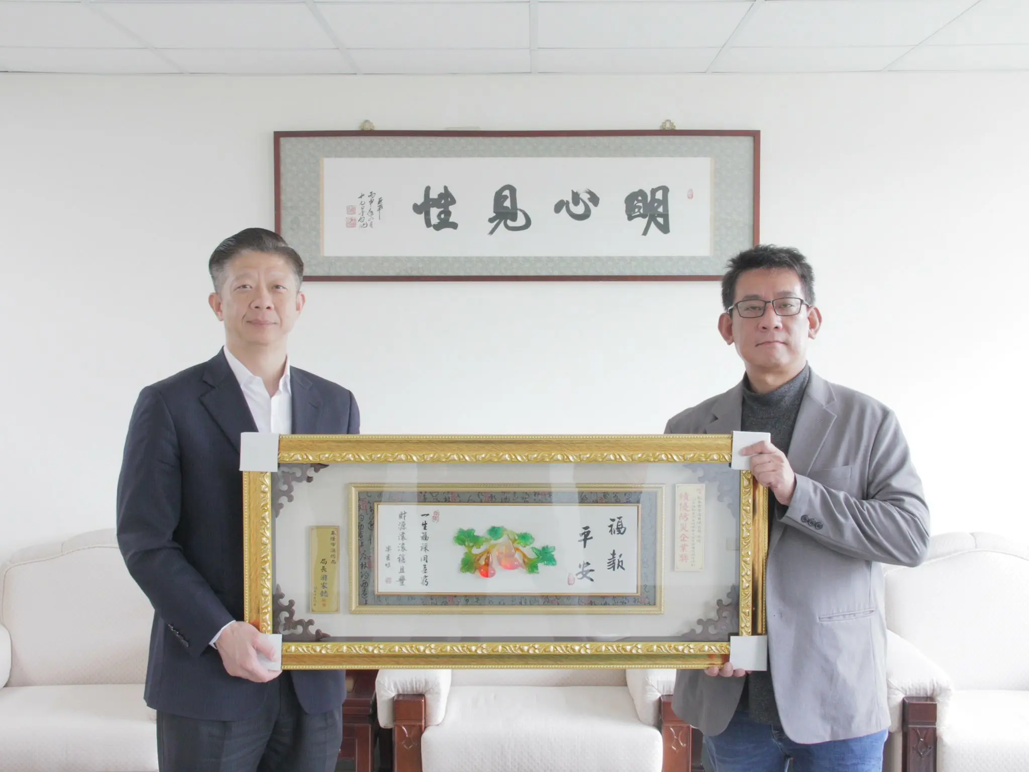 基隆市消防局長游家懿(右一)特別代表市長頒贈匾額感謝乾泰豐營造有限公司總經理何沛紳長期參與災後復原工程，在颱風及地震災後第一時間迅速動員專業人力與重型機具，協助道路搶通、坡地排險與公共設施修復等救災工作。