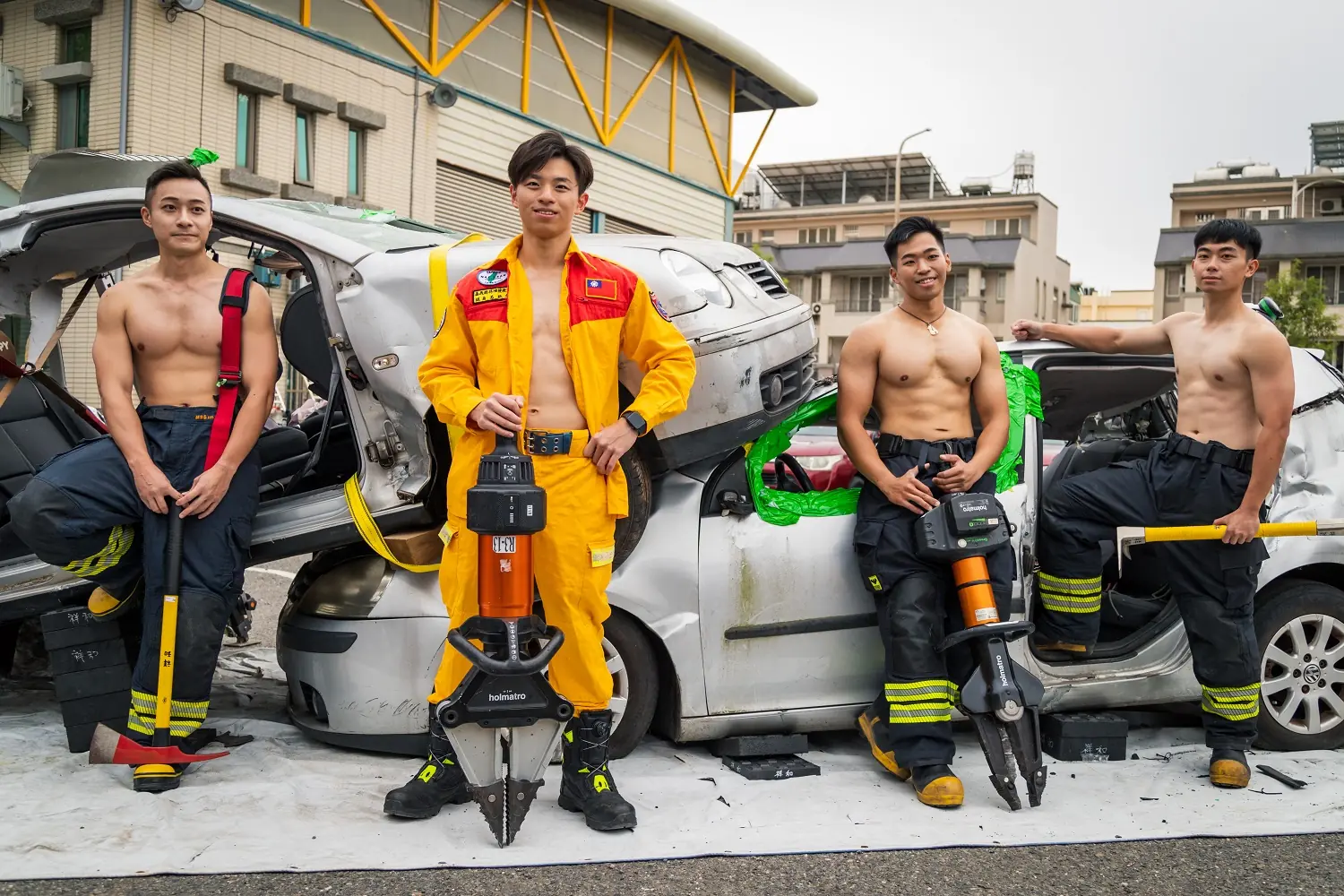 嘉義縣2026消防猛男桌曆登場 警消首度跨界合作吸睛亮相 1 46b48b87c4a4767