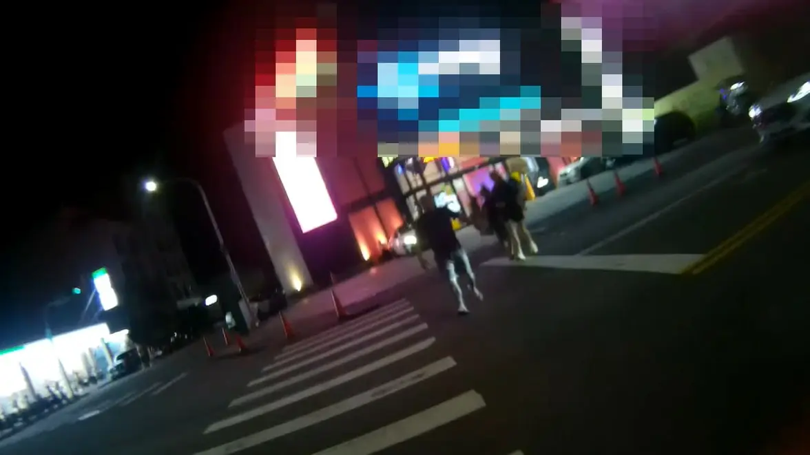 深夜歡唱變急救!女子舊疾發作昏倒 警分秒必爭護送醫院 深夜歡唱變急救!女子舊疾發作昏倒 警分秒必爭護送醫院