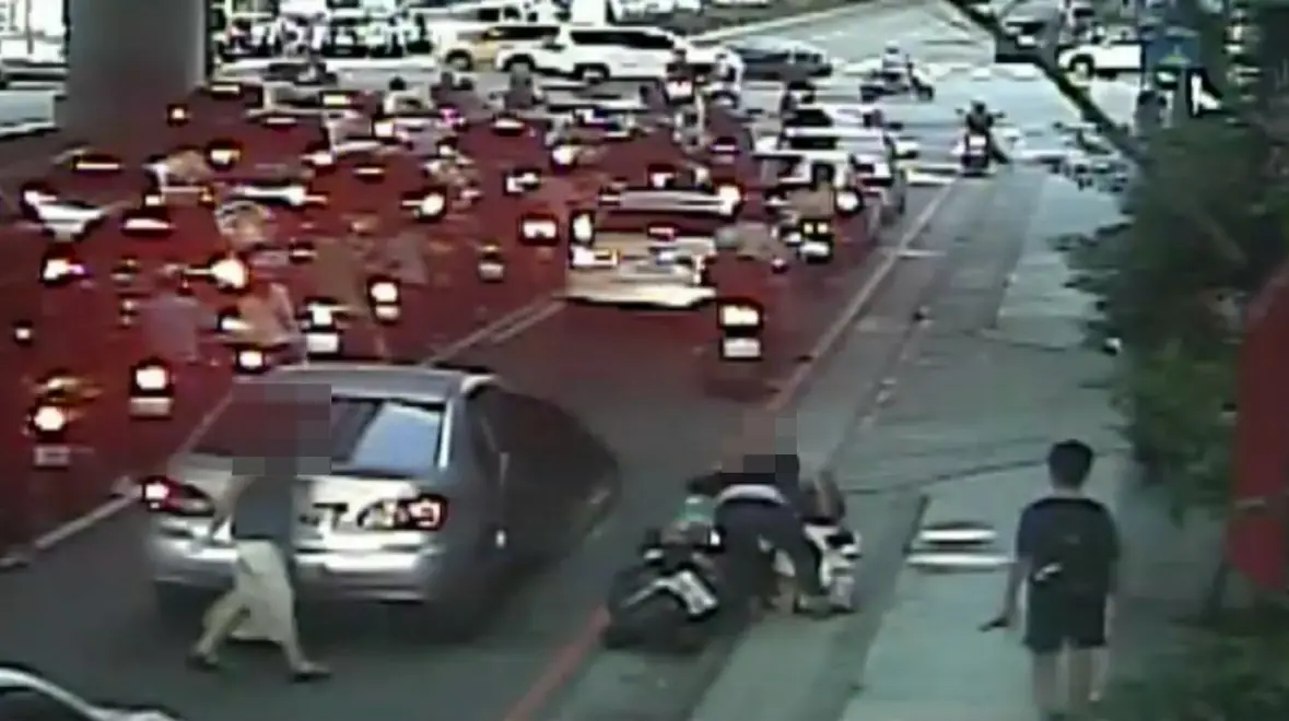 心路驚險車門事故!乘客貿然開門害騎士摔傷 1 5374dc6008eb108