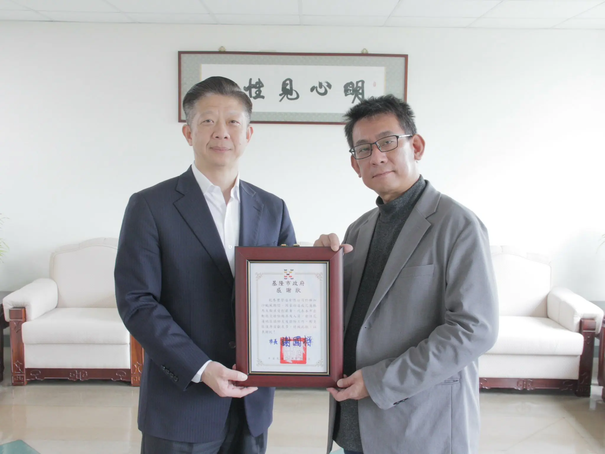 基隆市乾泰豐營造有限公司總經理表示何沛紳(左一)獲得這項榮譽、不是個人得到的，而是代表公司全體員工的努力與貢獻，所以這份榮譽，是屬於公司所有成員的榮譽。