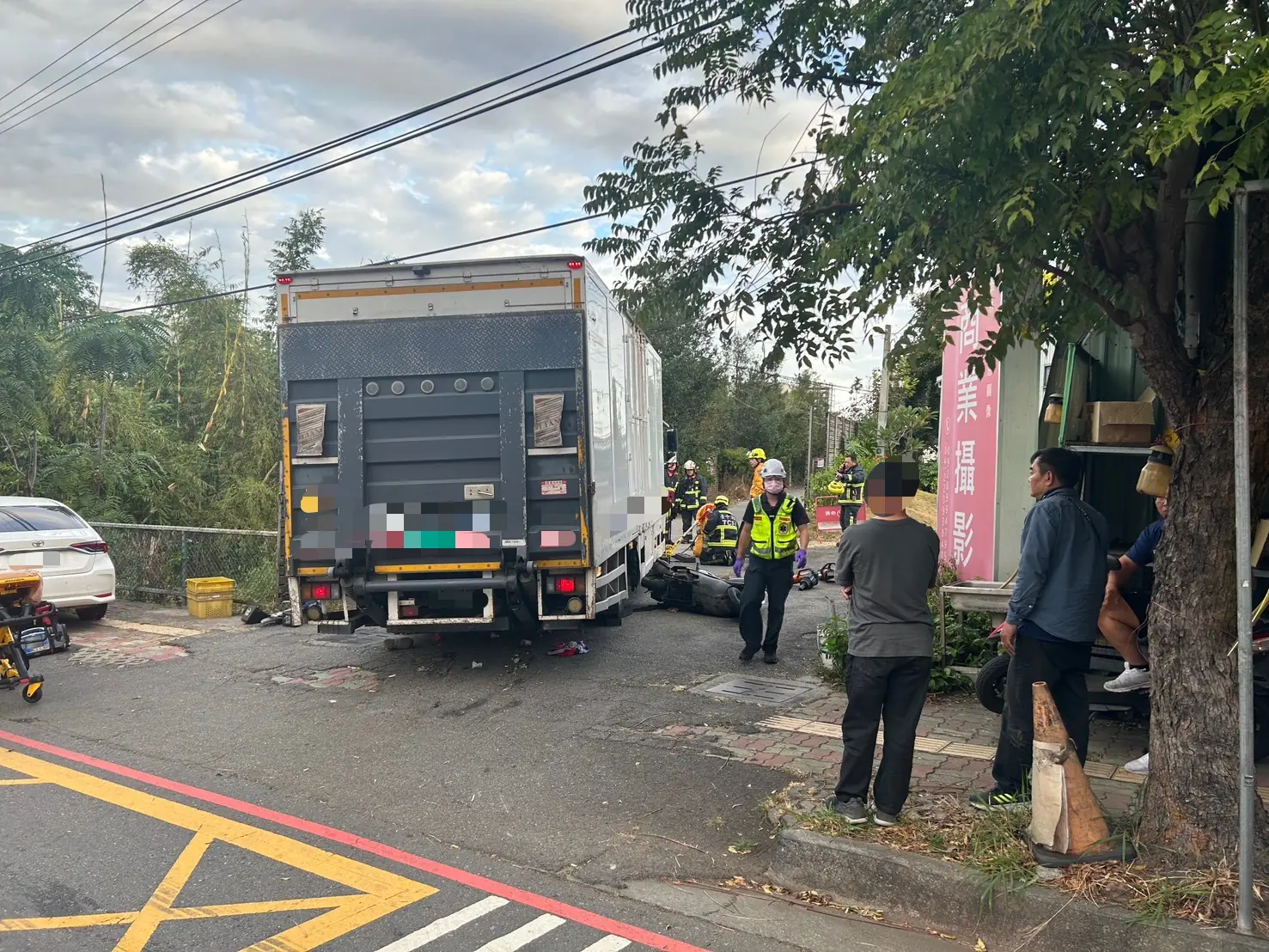 晨通勤驚魂！台中北屯大貨車右轉撞機車　1死1傷