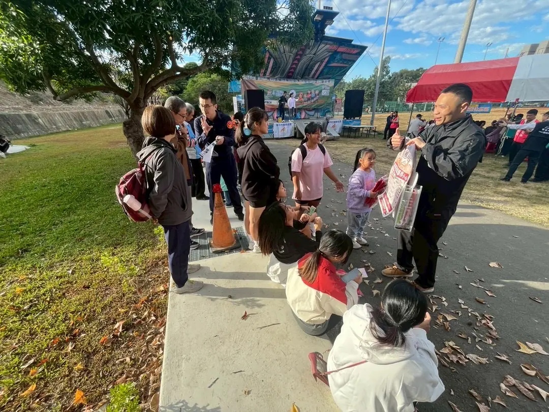 潭子親子健行湧300人 大雅警分局長到場宣導最新詐騙手法