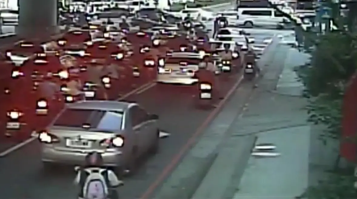 心路驚險車門事故!乘客貿然開門害騎士摔傷 3 756fc28dab9c3c4