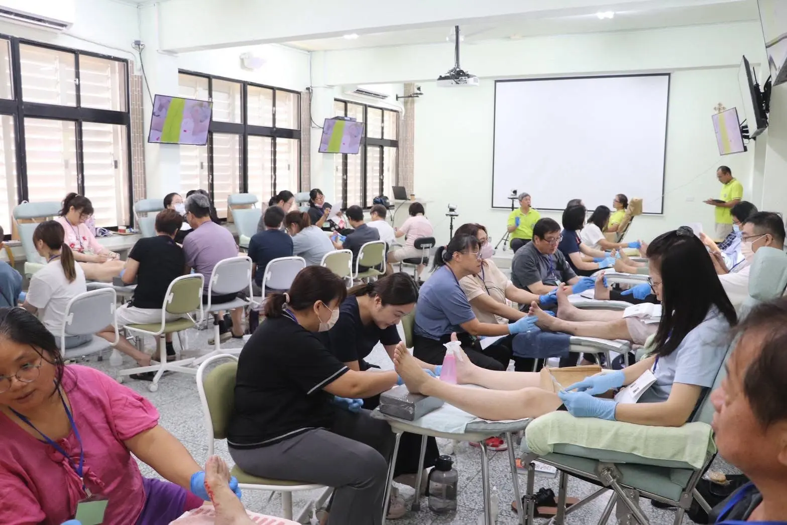 花蓮首批足部反射健康師11月結訓 縣府邀旅宿業者攜手打造療癒旅宿 花蓮首批足部反射健康師11月結訓 縣府邀旅宿業者攜手打造療癒旅宿