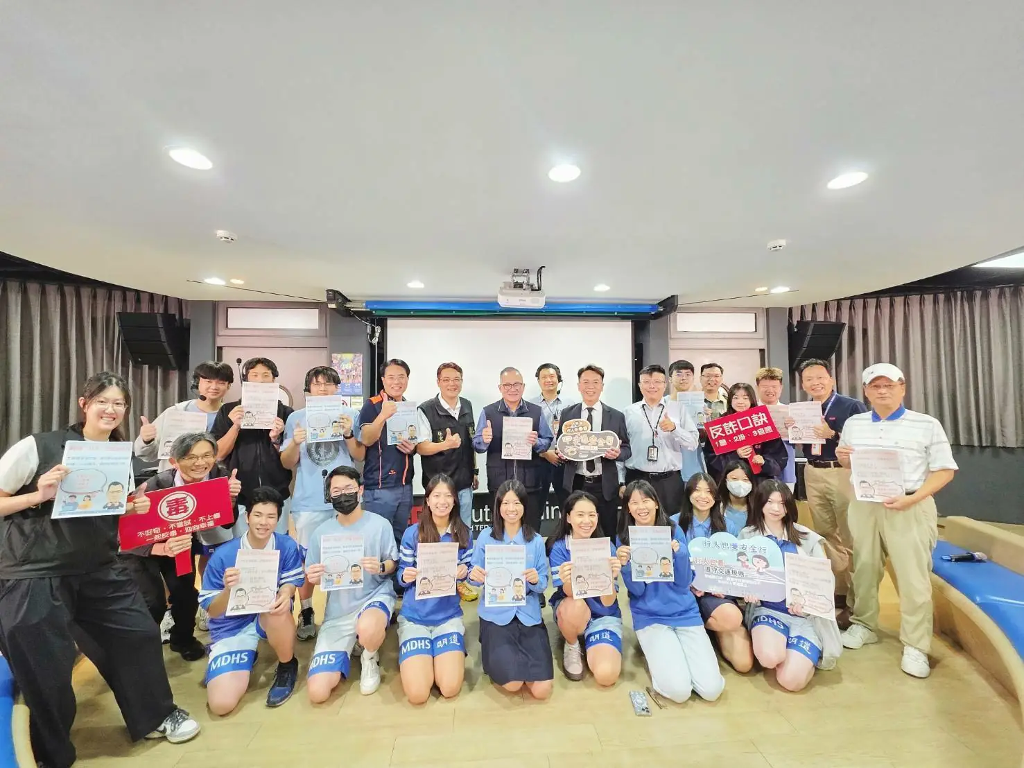 普發現金湧網購潮!烏日警走進明道中學 7000 師生線上學防詐 普發現金湧網購潮!烏日警走進明道中學 7000 師生線上學防詐