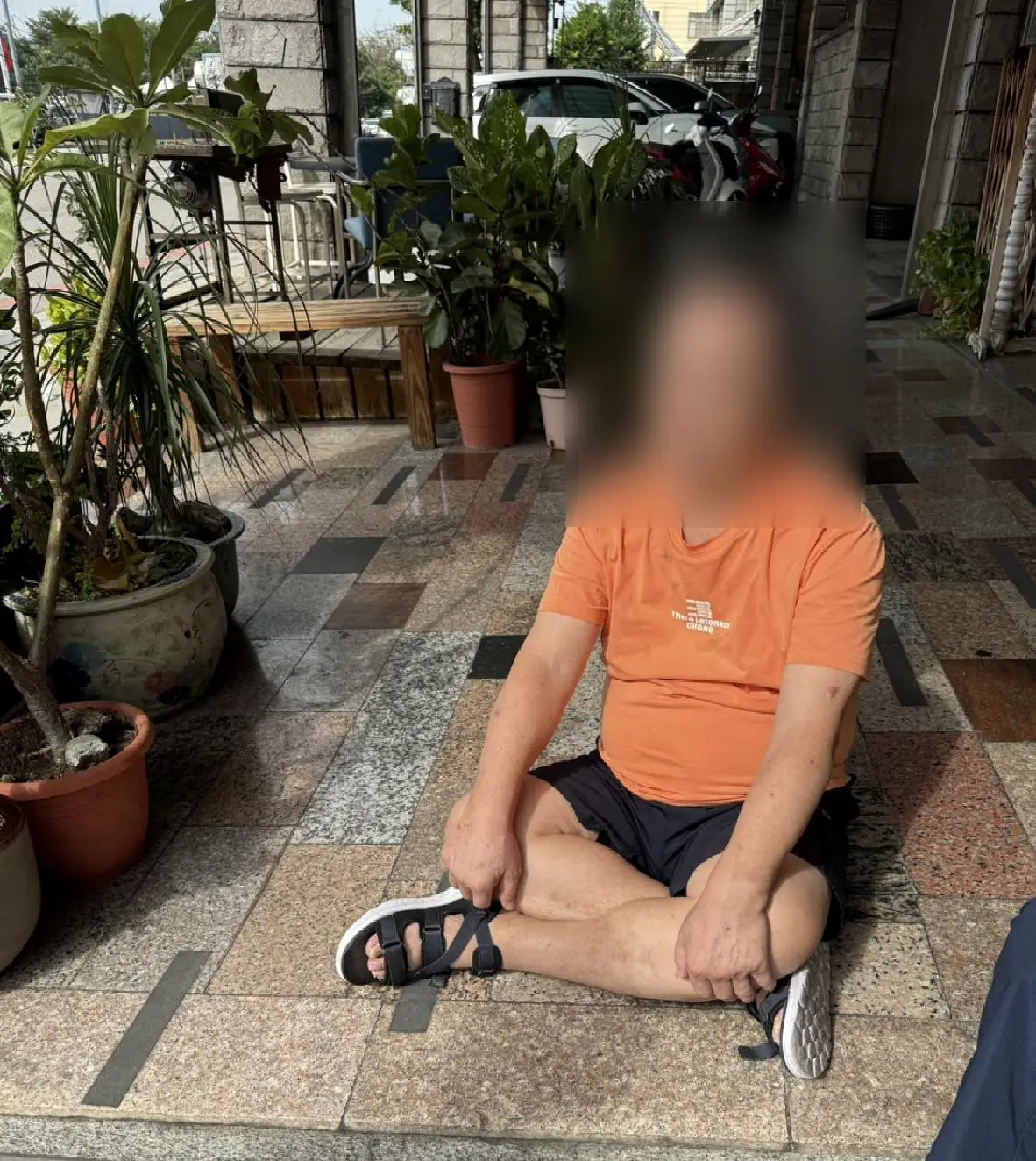 原打算長期街頭靜坐 老伴一句話讓他笑著返家 原打算長期街頭靜坐 老伴一句話讓他笑著返家