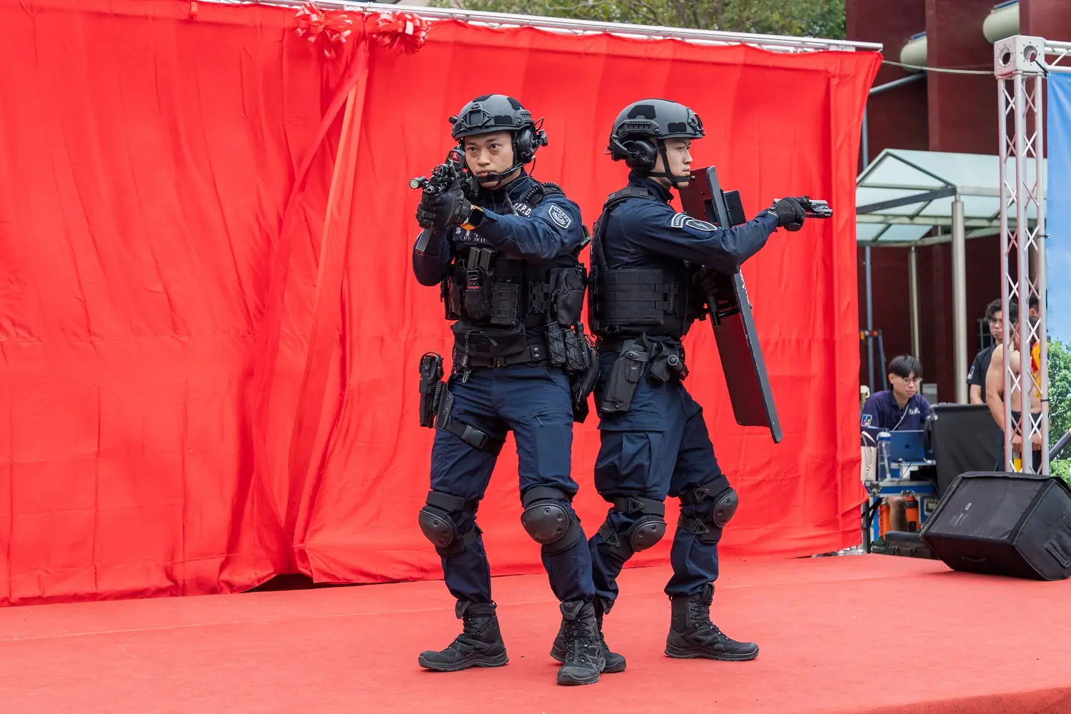 嘉義縣2026消防猛男桌曆登場 警消首度跨界合作吸睛亮相 2 9481fc2eb110491