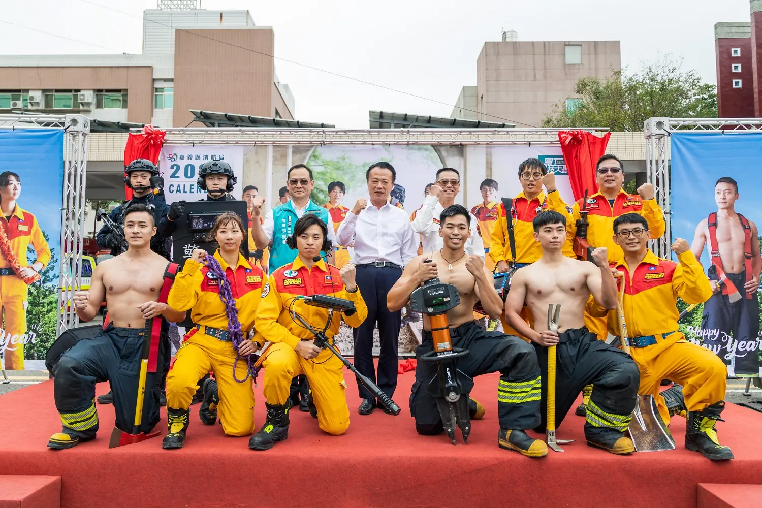 嘉義縣2026消防猛男桌曆登場 警消首度跨界合作吸睛亮相 3 9f6cd4a151432d8