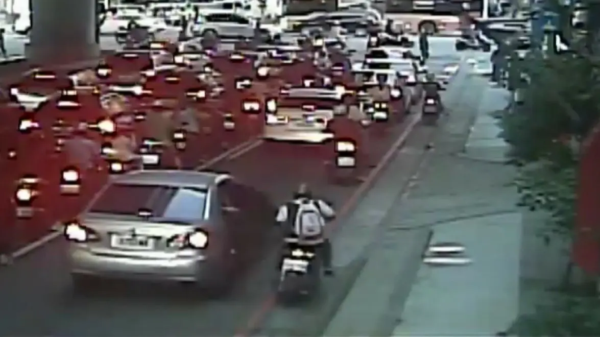 心路驚險車門事故!乘客貿然開門害騎士摔傷 2 a2af9e5a0a99178