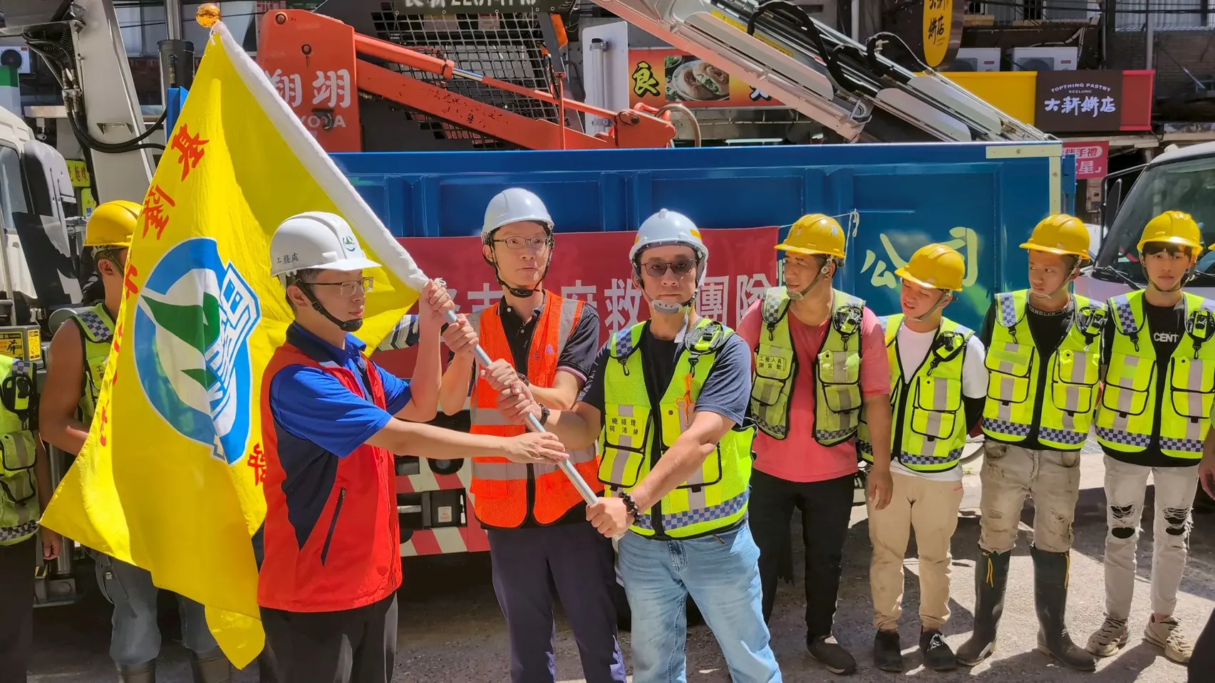 乾泰豐營造公司長期參與災後復原工程，在颱風及地震災後第一時間迅速動員專業人力與重型機具，協助道路搶通、坡地排險與公共設施修復。近期更代表基隆市跨縣市前往支援嘉義、花蓮重大災後復原重建，以專業技術與企業社會責任協助加速災區恢復正常生活。由總經理何沛紳代表受獎。