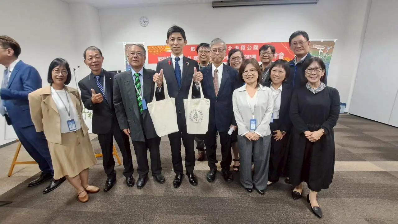 野柳地質公園今年１０月才與台灣地質公園學會一行20餘人前往下北地質公園拜會陸奧市市長山本之進行交流。