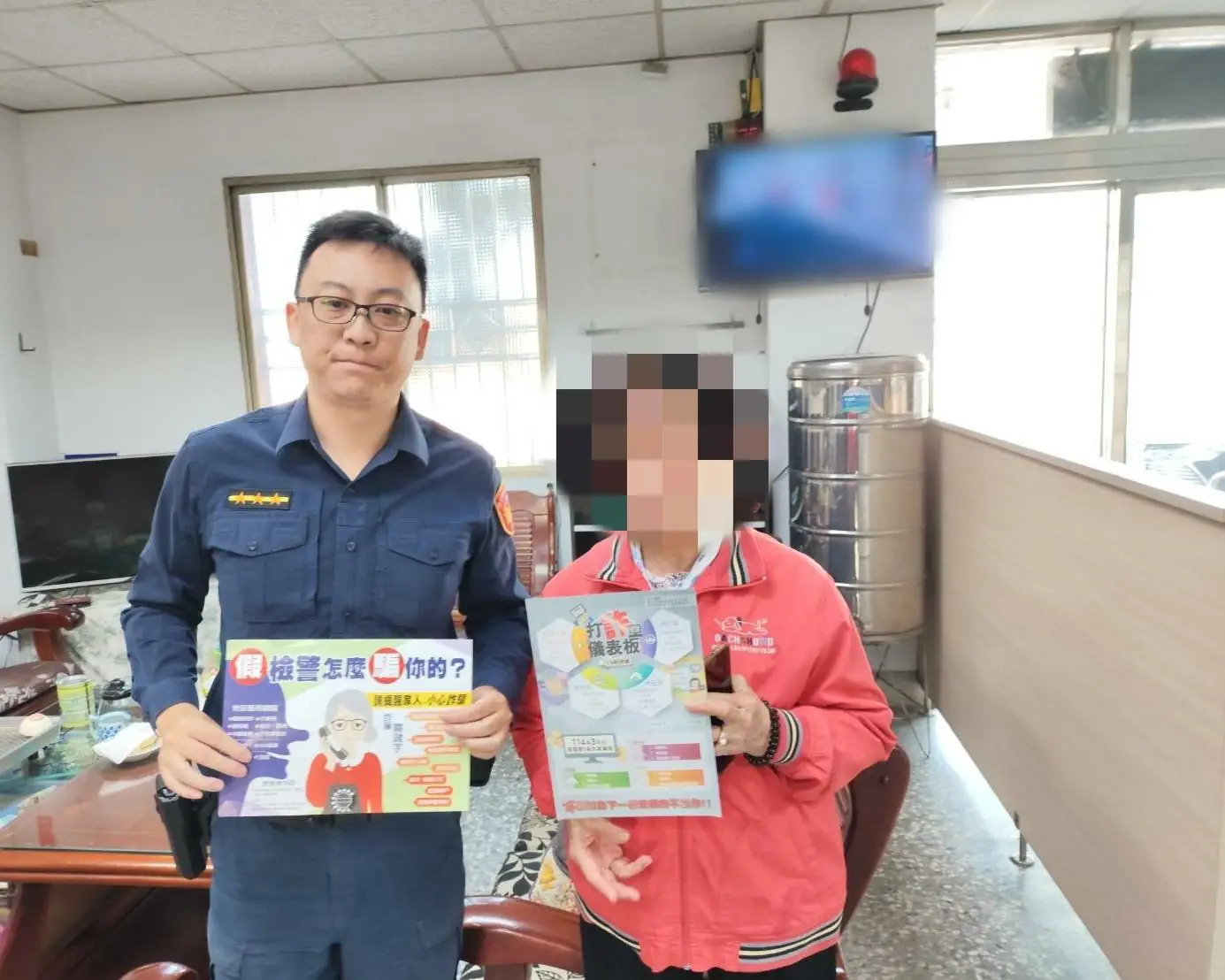 假冒老鄰居求救!84歲嬤差點匯10萬 警到場及時阻詐 假冒老鄰居求救!84歲嬤差點匯10萬 警到場及時阻詐