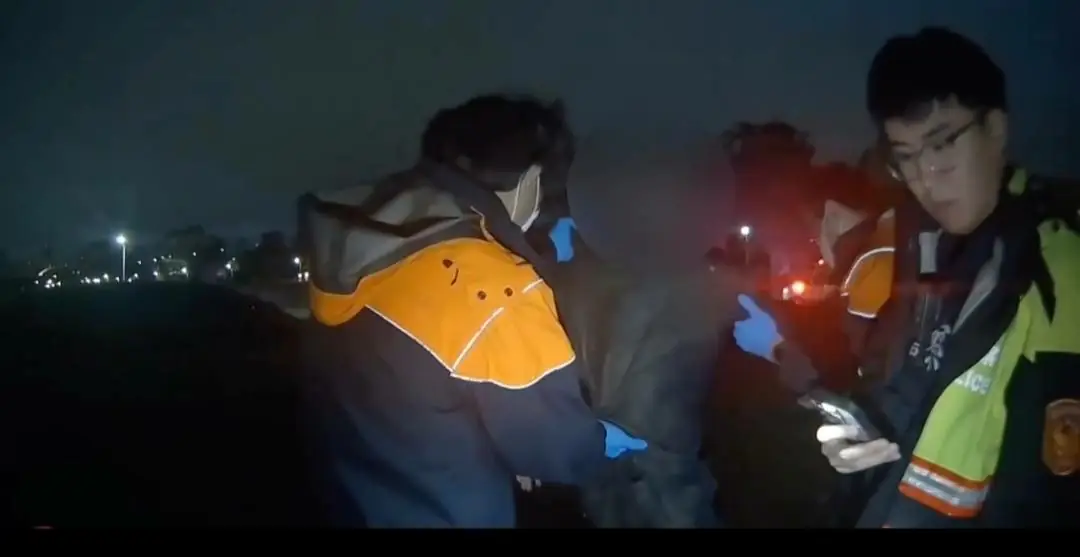 深夜驚魂!老翁求援卻突斷線 中二警心急100分鐘尋獲深夜驚魂 1 c7ab1946a01d71b