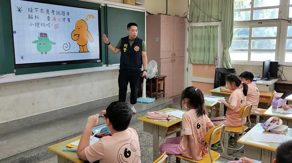 分齡識詐超有感!警察叔叔出題太強學生喊:這才是詐騙吧 分齡識詐超有感!警察叔叔出題太強學生喊:這才是詐騙吧