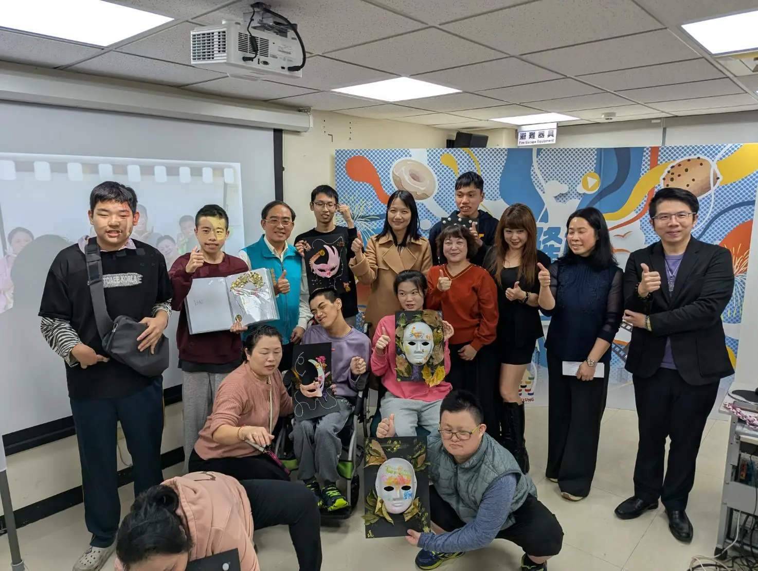 為增進特教生職能教育之多元發展，基隆市今日(9日)於崇右影藝科技大學，舉辦114年度希望學苑「手工餅乾班成果展暨彩妝基礎班開課記者會」，展現身心障礙學生多元學習的亮眼成果與全新課程的活力。