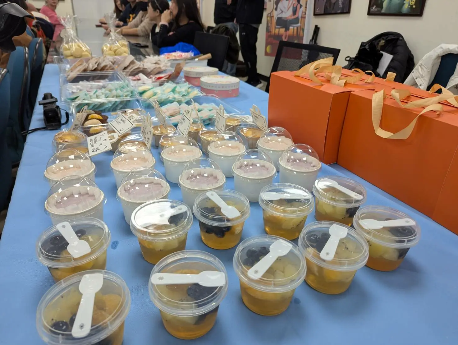 滿桌子展現的是秋季班手工餅乾班的成果，香氣四溢，學生們從材料挑選、麵糰製作到創意造型全程親手完成，不僅強化實作能力，也累積耐心、自信與成就感。