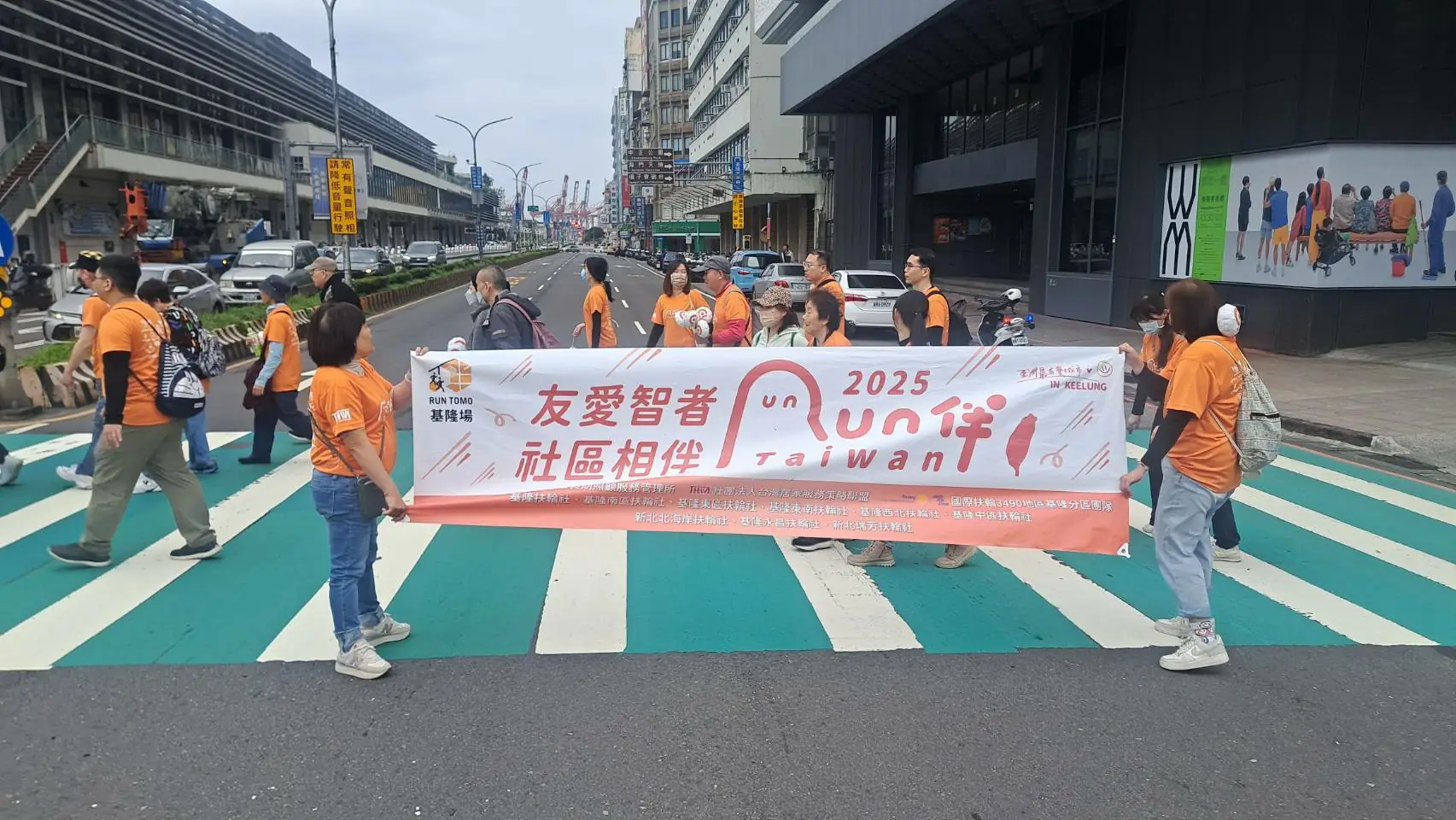 本次伴走路線規劃在以基隆轉運站大頂棚為起點，途經海洋廣場的湛藍海景、海港氣味的崁仔頂、觀光美食代表的基隆廟口夜市、市政核心的基隆市政府、直到美麗的基隆港務分公司頂樓花園。