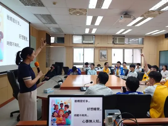 東吳大學人文社會學院與基隆市立安樂高中量身規劃「AI × 人文跨域」五週的微課程。課程由院內跨系教師與校外業師共同授課，從科技應用、趨勢洞察到人文敏感度，循序引導學生掌握 AI 影音創作、資料分析與提案表達能力，協助高中生提前接觸大學科系特色與 #TSchool「類工作室」的自主學習方式。