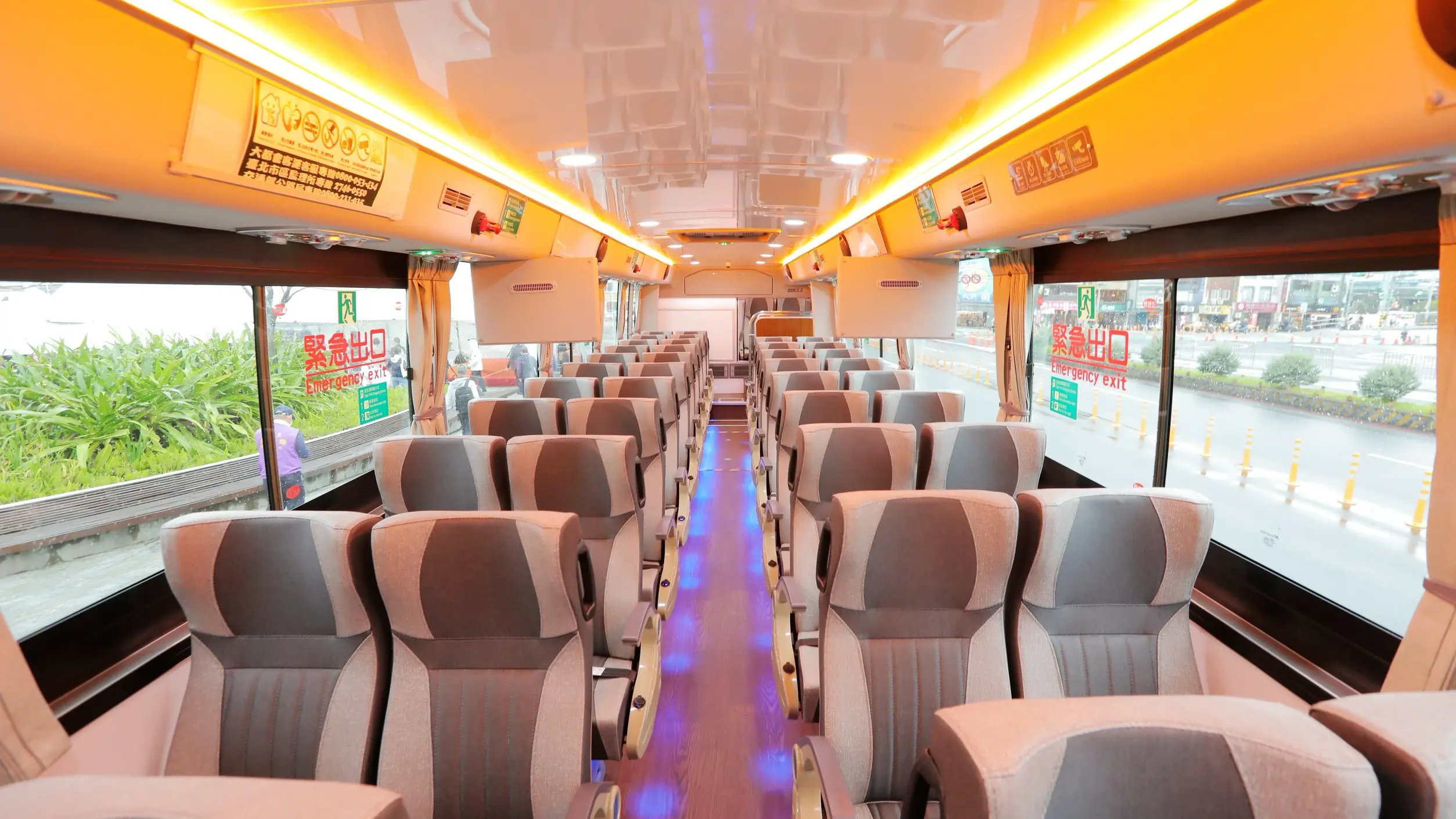 基隆交通處長陳耀川說，電動大客車配有車道偏移警示、影像監控、緊急煞停輔助等設備。車內也全面升級，包括USB充電、舒適座椅等貼心設計。