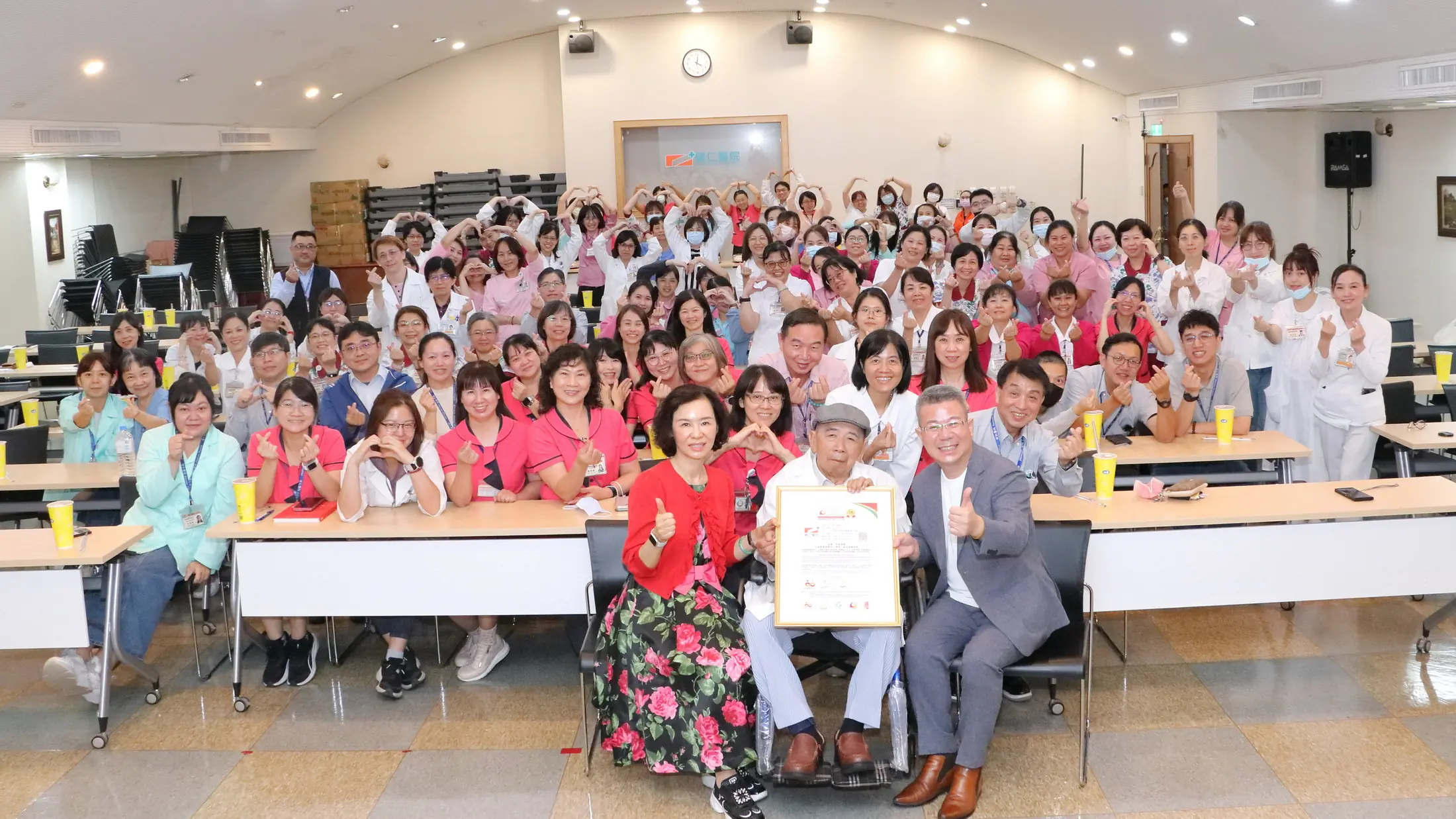 不只醫療專業 更有人情味,高雄健仁醫院榮獲 ISQM 國際服務品質認證-金獎 榮耀 1 高雄健仁醫院榮獲 ISQM 國際服務品質認證-金獎-興誠徐丞敬董事長、陳巖恕院長、李秀香執行長及醫院同仁大合照