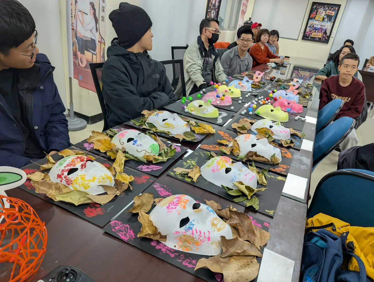 希望學苑今年持續拓展課程，再推出全新「彩妝基礎班」，於11月初正式開課，為期6週，共7名學員一同參與，課程由崇右影藝科技大學時尚造型設計系劉櫻珍老師授課，內容包含五官觀察、色彩設計、假皮創作、拓印彩妝到真人實作等，並引導學生在創作中提升手部協調、觀察力與美感素養。