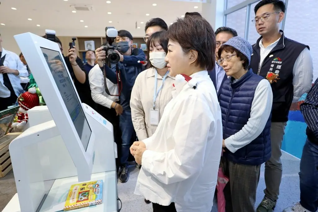 北屯溪東圖書館今開館 盧秀燕:打造會呼吸的閱讀空間 2 f09ad5eccaafdb6