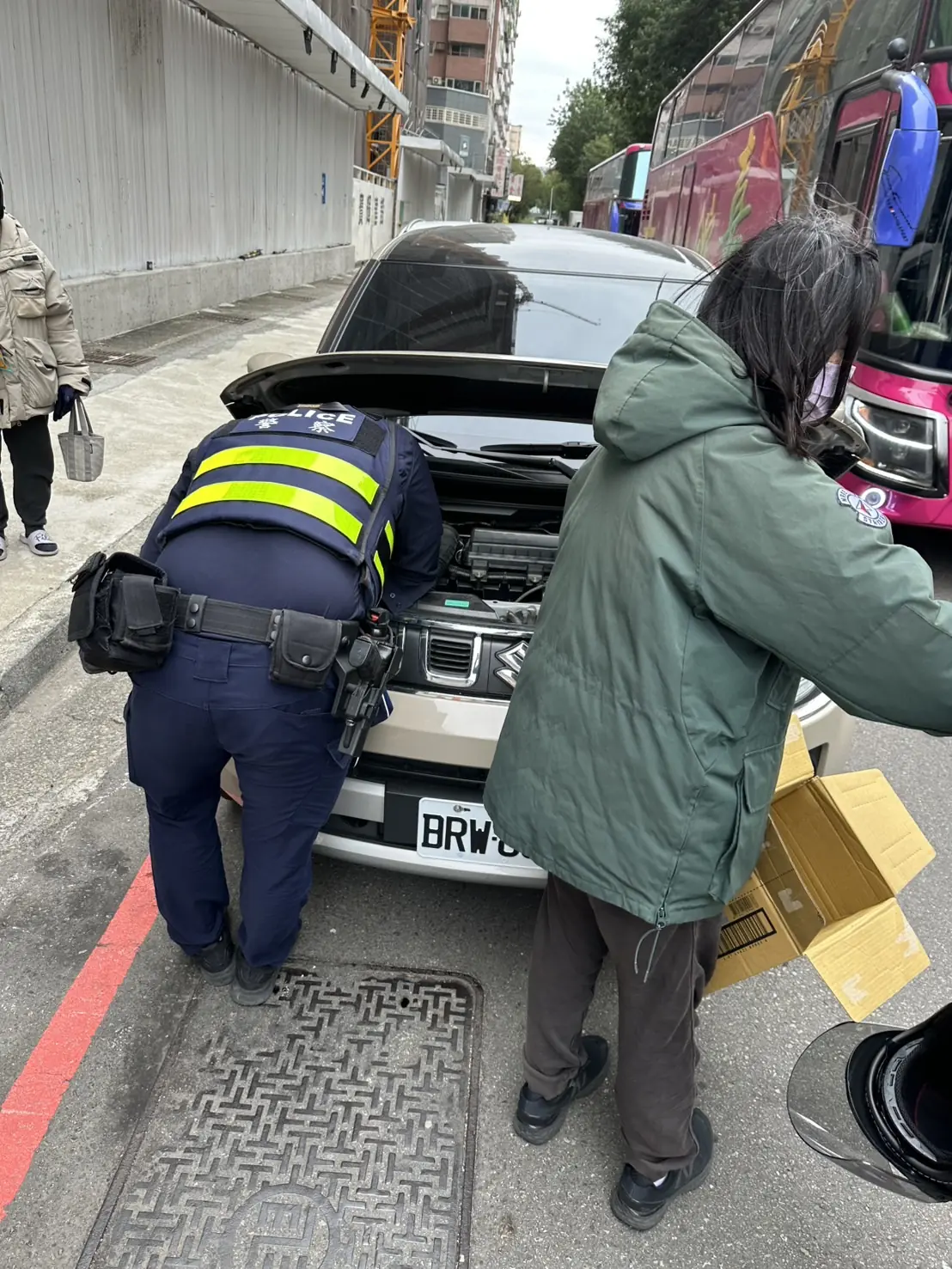 暖心救援！警察播放貓叫聲成功誘出受驚小貓