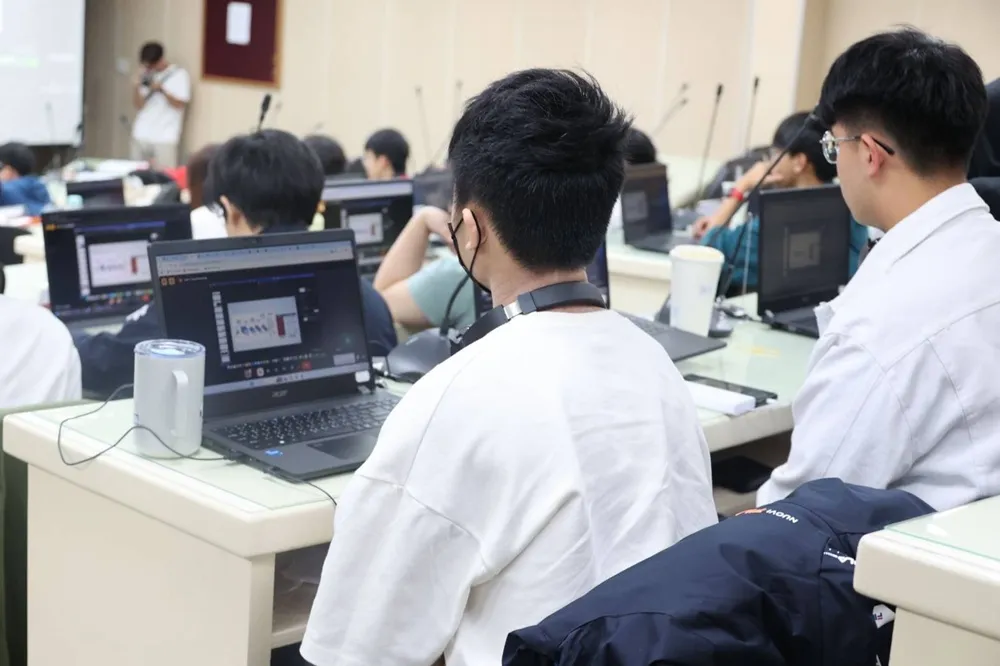 ROAR Academy課程中，學生透過平台操作實作生成式AI與自動駕駛演算法，強化數位應用能力與自主學習力。