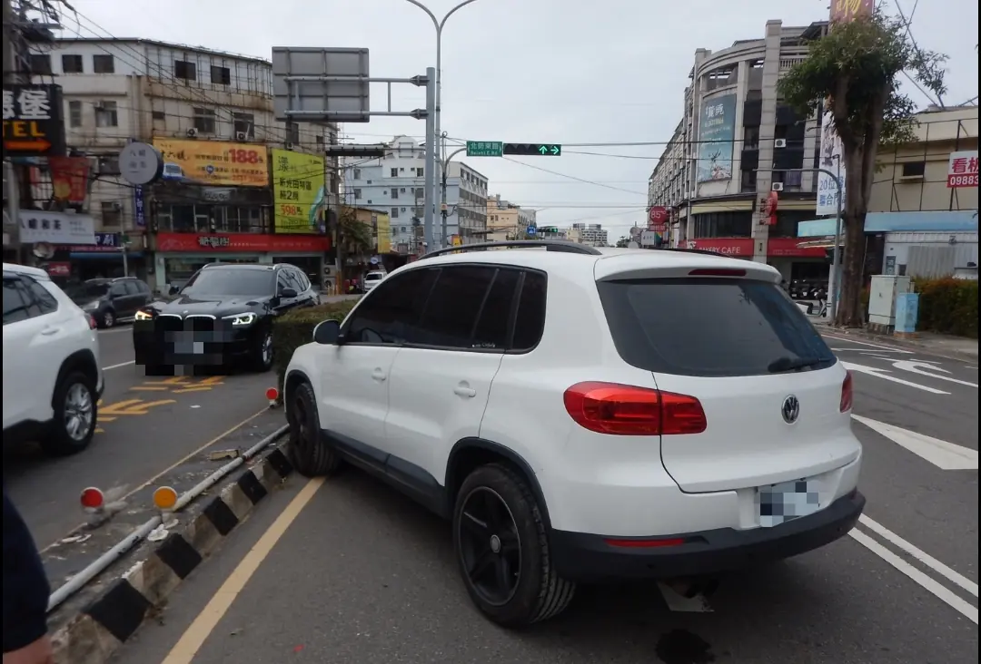 男駕車找友人途中身體不適暈厥自撞 清水警與救護人員到場破窗搶救一命 1 212b67f25df489c