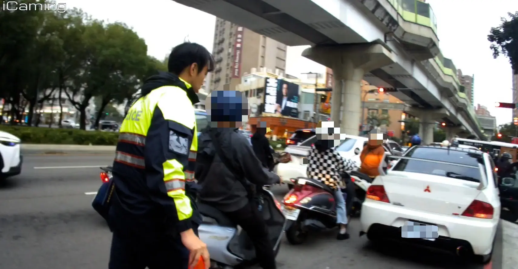 行車突發狀況 警力護航排除故障車安全回家 1 377265543216afe