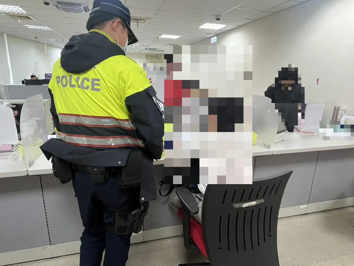 男遇詐解除保險單領20萬元繳帳單 警用一招戳破男藉口不領走人 1 5456c495bbf2114