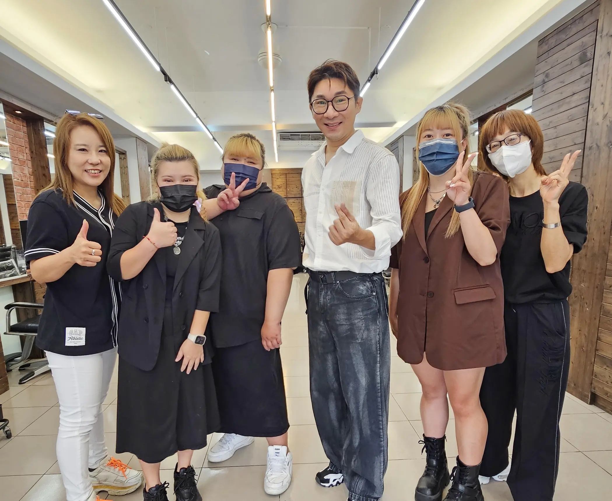 蘿恩沐髮-嘉職店榮獲 ISQM國際服務品質認證-法約爾國際認證機構審查委員(中)，嘉義市女子美容商業同業公會黃玉珍理事長(左)