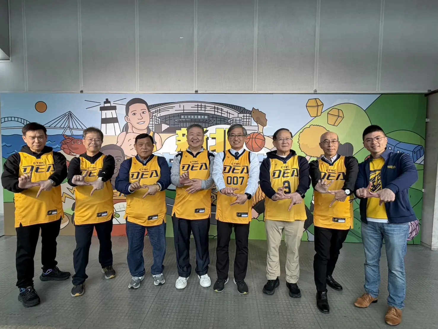 法務部調查局陳白立局長開球 盼全民提高警覺 化身「打詐.反毒」達人 2 6b32992292de9e2