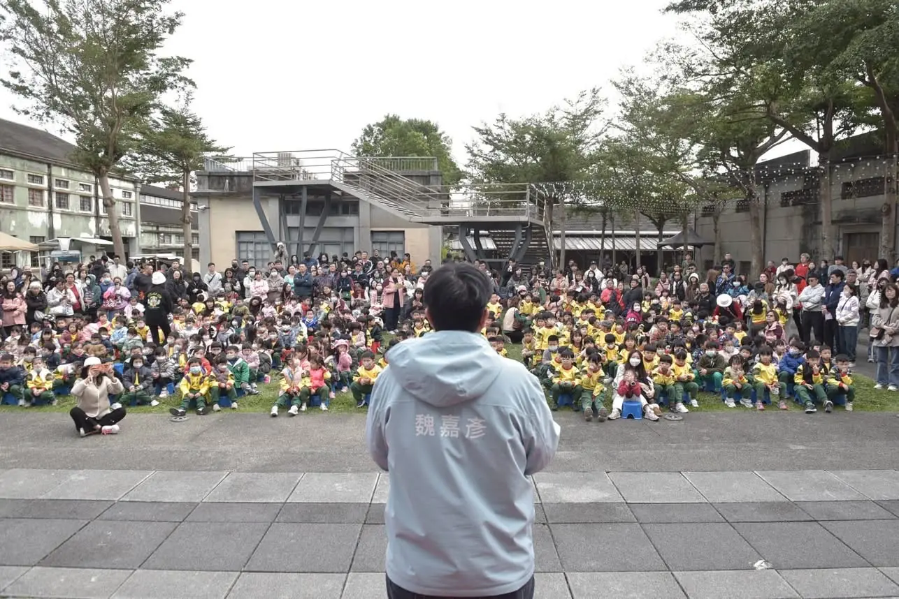 花蓮市幼年貨大街義賣 魏嘉彥與學童一起傳遞愛與關懷